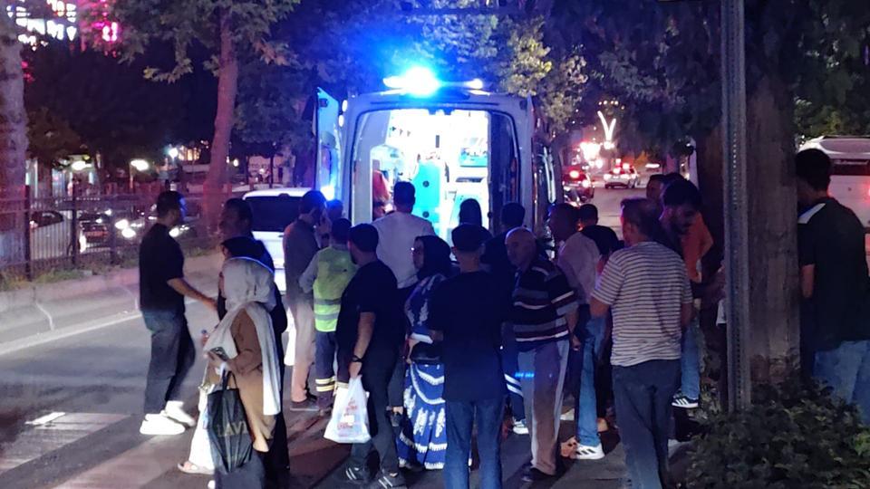 Genç kıza yaya geçidinden geçerken iki araç çarptı