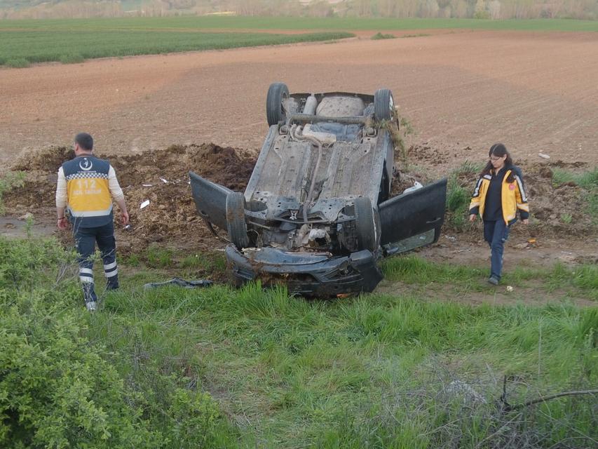YOLDAN ÇIKAN OTOMOBİL METRELERCE SÜRÜKLENİP TARLAYA UÇTU: 1 YARALI