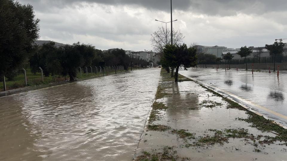KUŞADASI 30 DAKİKADA YAĞIŞA TESLİM OLDU, ARAÇLAR SELE KAPILDI