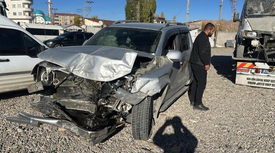 Kamyonetle minibüs çarpıştı: 5 yaralı