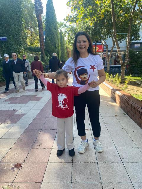 Muhtar Utaş’tan çocuklara Atatürk fotoğraflı tişört hediyesi