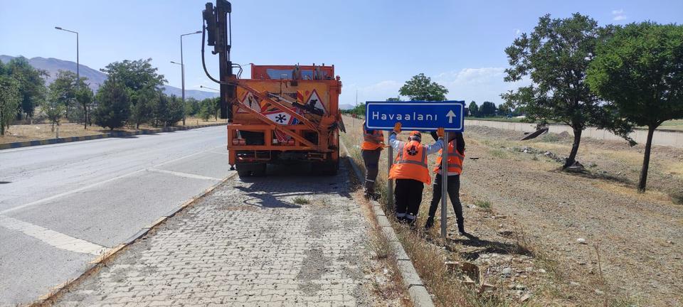 Havalimanı yolu trafiğe kapatıldı