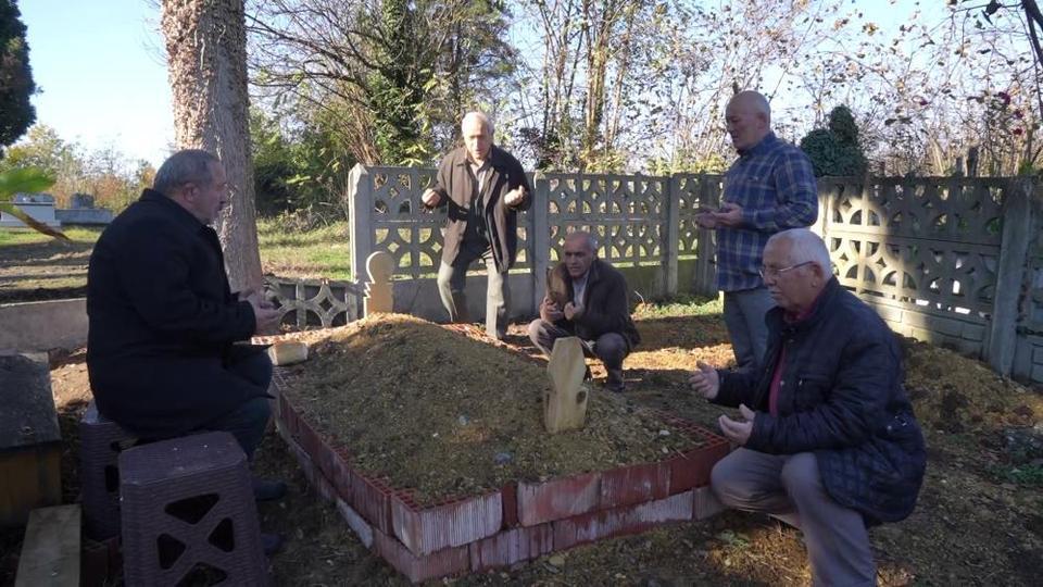 Sahibinin mezarından ayrılmayan köpek duygulandırdı