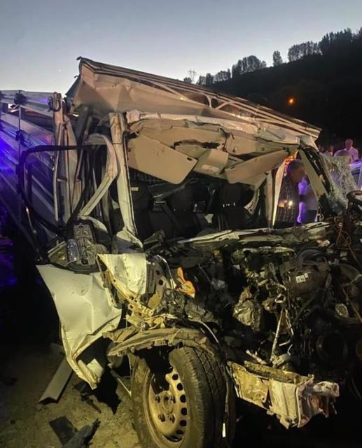 Pikap kamyona saplandı! Sürücü araçta sıkıştı
