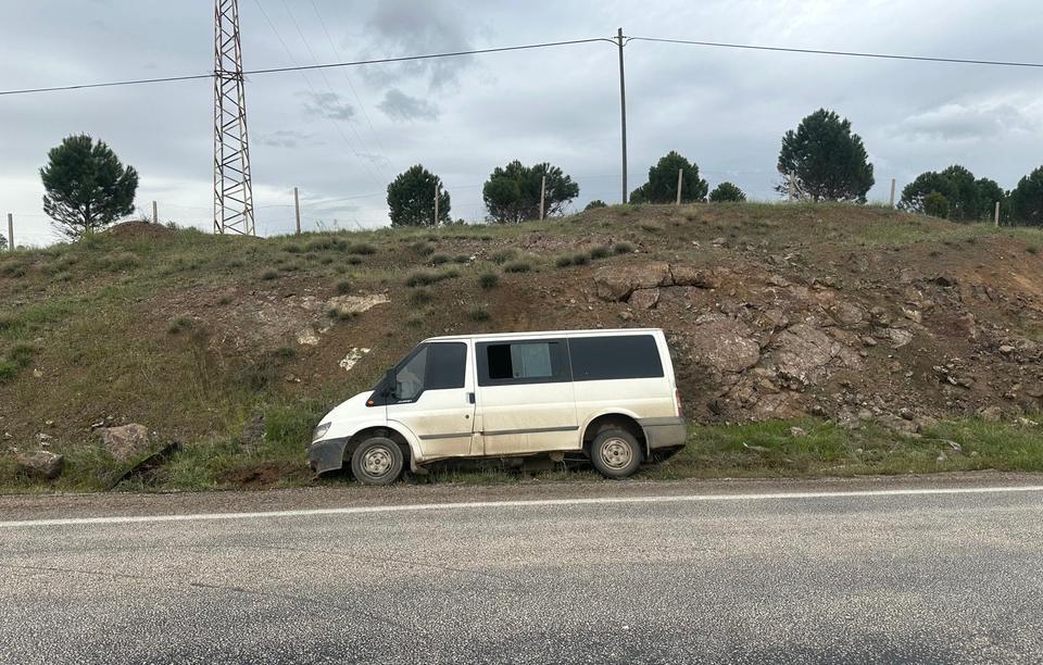 Minibüs şarampole savruldu: 3 yaralı