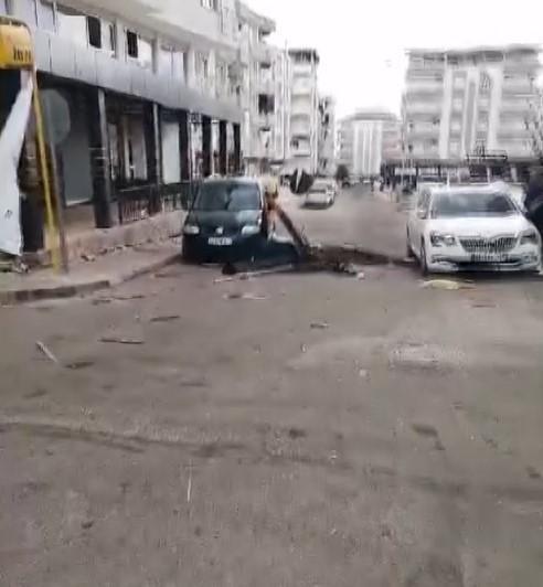 GAZİANTEP'TE ŞİDDETLİ RÜZGAR ÇATILARI UÇURDU, AĞAÇLARI KÖKÜNDEN SÖKTÜ