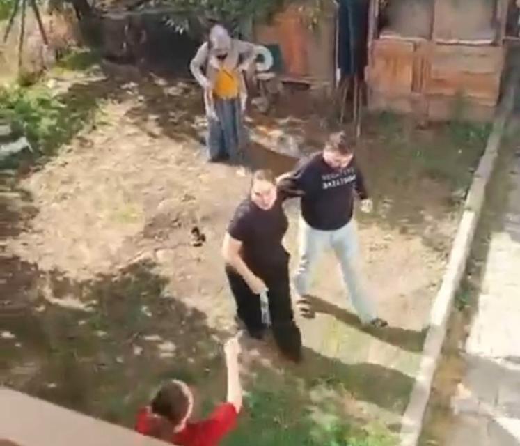 Annesini ve kız kardeşini darbetti
