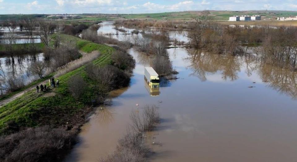 Sel sularının ortasında 3 günlük esaret: Sürücüyü itfaiye kurtardı