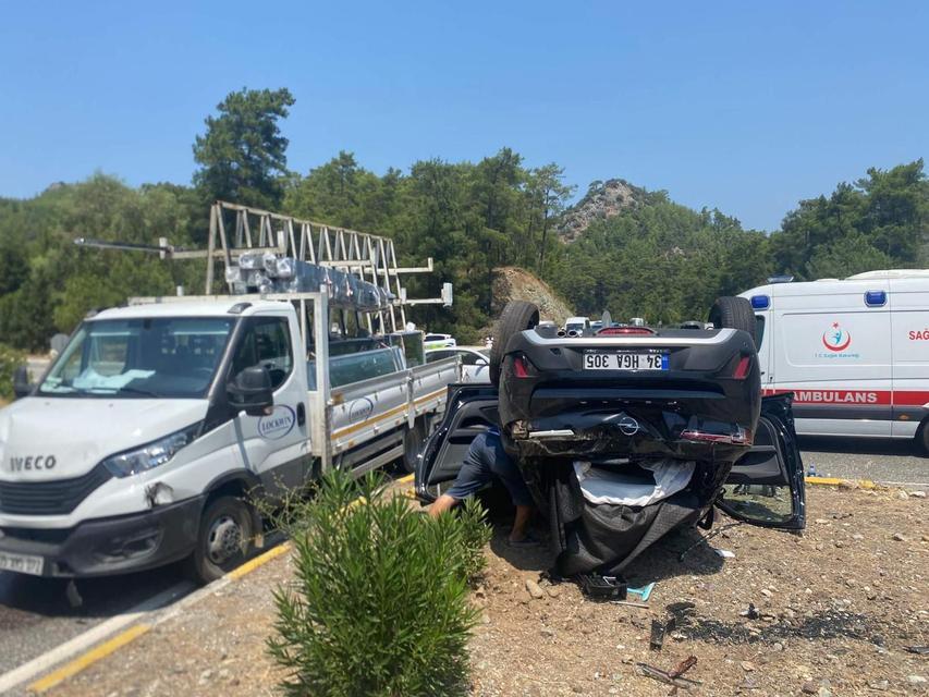 Kamyonetle otomobil çarpıştı: 4 yaralı