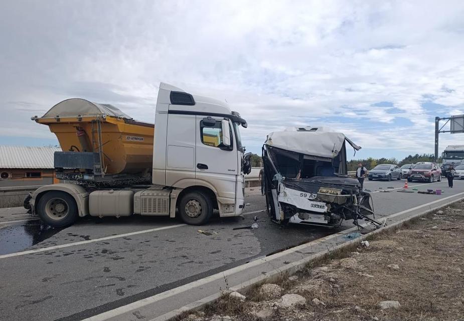 Minibüs ile tır kafa kafaya çarpıştı: 1 ağır yaralı
