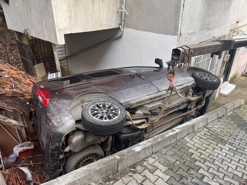 Vitesi boşta kalan araç bahçeye uçtu