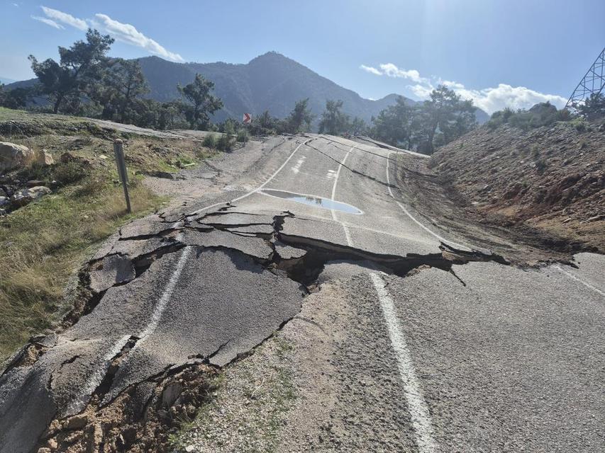 Bir yol daha çöktü