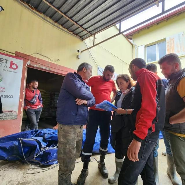 SÖKE'DE SEL MAĞDURLARINA YEM DESTEĞİ