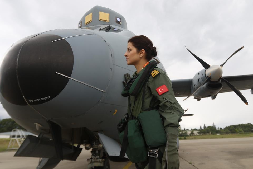 GÖKYÜZÜNDE BİR İLK: TÜRK DENİZ KUVVETLERİ'NİN İLK KADIN UÇAK PİLOTU TÜRK DENİZ KUVVETLERİ TARİHİNİN İLK KADIN UÇAK PİLOTU, ZORLU EĞİTİMLERİ BAŞARIYLA TAMAMLAYARAK GÖREVİNE BAŞLADI HAYALİNİN PEŞİNDEN KOŞTU, GÖKYÜZÜNE İMZASINI ATTI ÜSTEĞMEN HİLAL AYDIN: "HAYAL ETMEKTEN, HAYAL ETTİKLERİ UĞRUNA ÇALIŞMAKTAN VE İNANMAKTAN VAZGEÇMESİNLER"