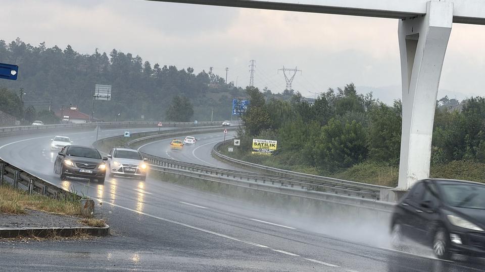 DÜZCE'DE SERİNLETEN YAĞIŞ