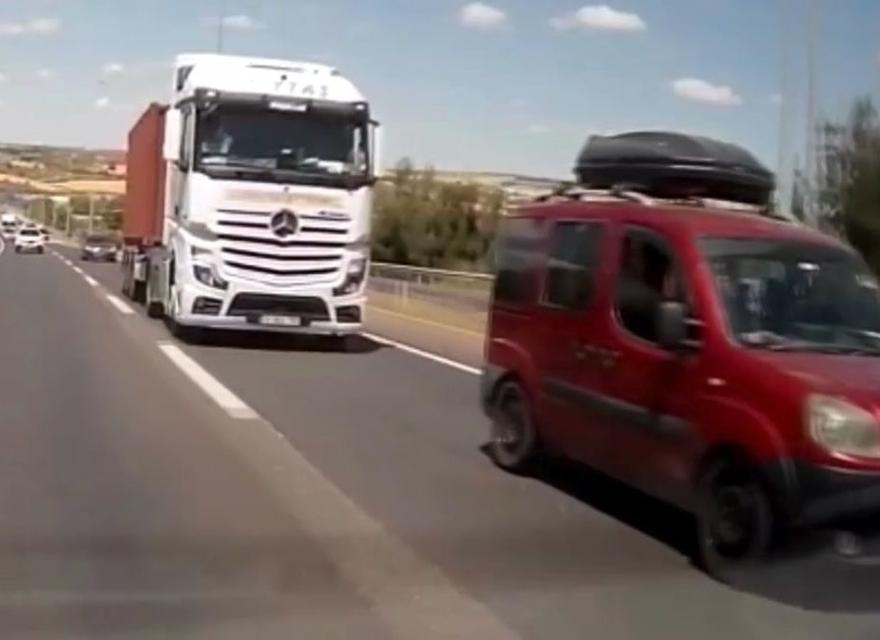 Karayolundaki tehlikeli yolculuk kameralara yansıdı