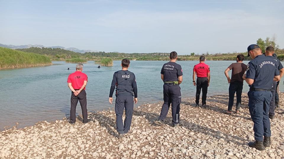Serinlemek için çaya giren 3 gençten biri akıntıya kapılarak kayboldu