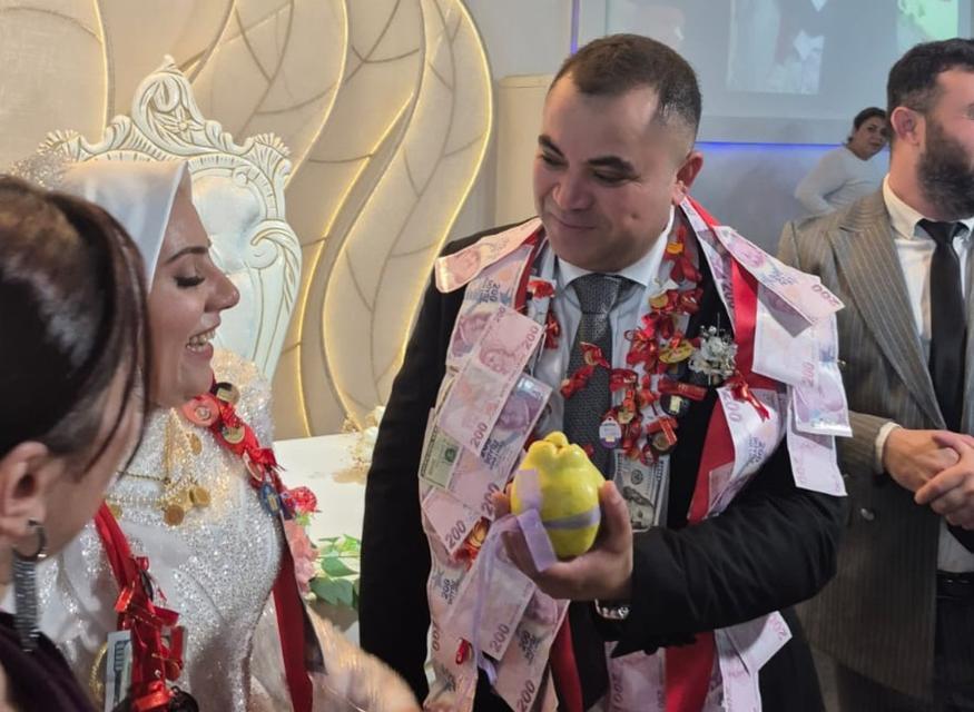 Damada şaka yapıp takı yerine 'ayva' hediye ettiler