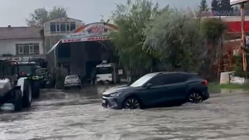 Sağanak ve dolu sonrası iş yerlerini su bastı