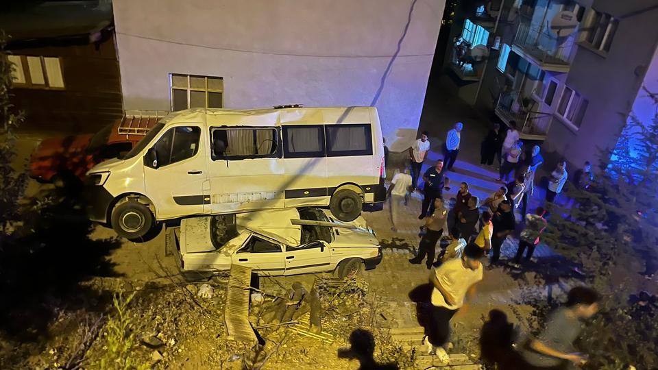 Minibüs, otomobilin üzerine düştü