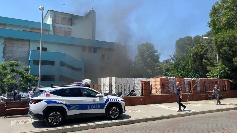 KENTİN GÖBEĞİNDEN YÜKSELEN KARA DUMANLAR PANİKLETTİ ÇALIŞMALAR SIRASINDA ÇIKAN KIVILCIMLAR YANGINA NEDEN OLDU