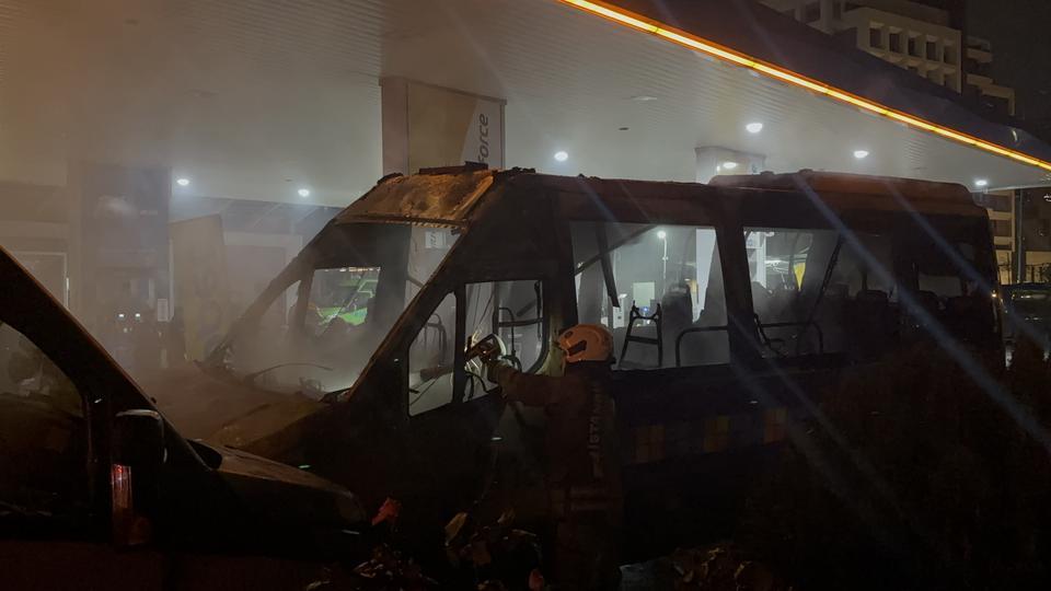 Benzin istasyonunda 2 minibüs alev aldı