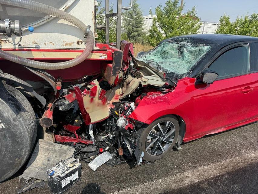 Feci kaza kamerada: Otomobil süt tankerine çarptı