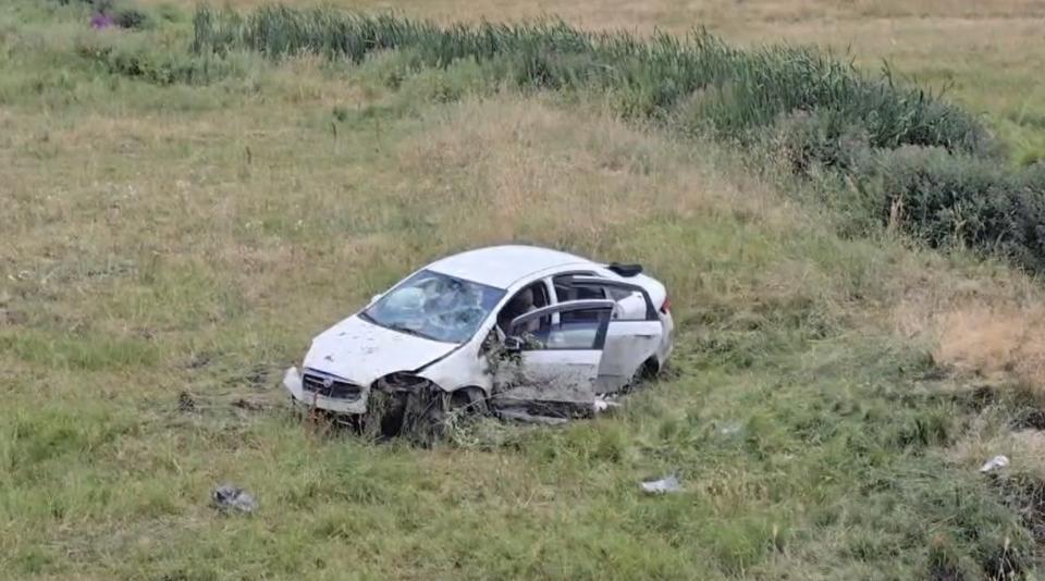Kontrolden çıkan otomobil araziye uçtu: 3 yaralı