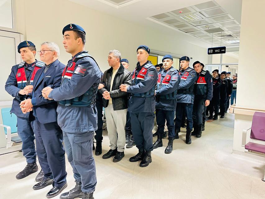"KAMUDA İŞE ALDIRACAĞIZ" VAADİYLE 212 KİŞİYİ DOLANDIRDILAR MANİSA İL JANDARMA KOMUTANLIĞI DOLANDIRICILIK ÖRGÜTÜNÜ ÇÖKERTTİ SUÇ ÖRGÜTÜNDE ASKERİ HİYERARŞİ: KENDİLERİNİ "KORGENERAL", "ALBAY" OLARAK TANITMIŞLAR 11 KİŞİ TUTUKLANDI