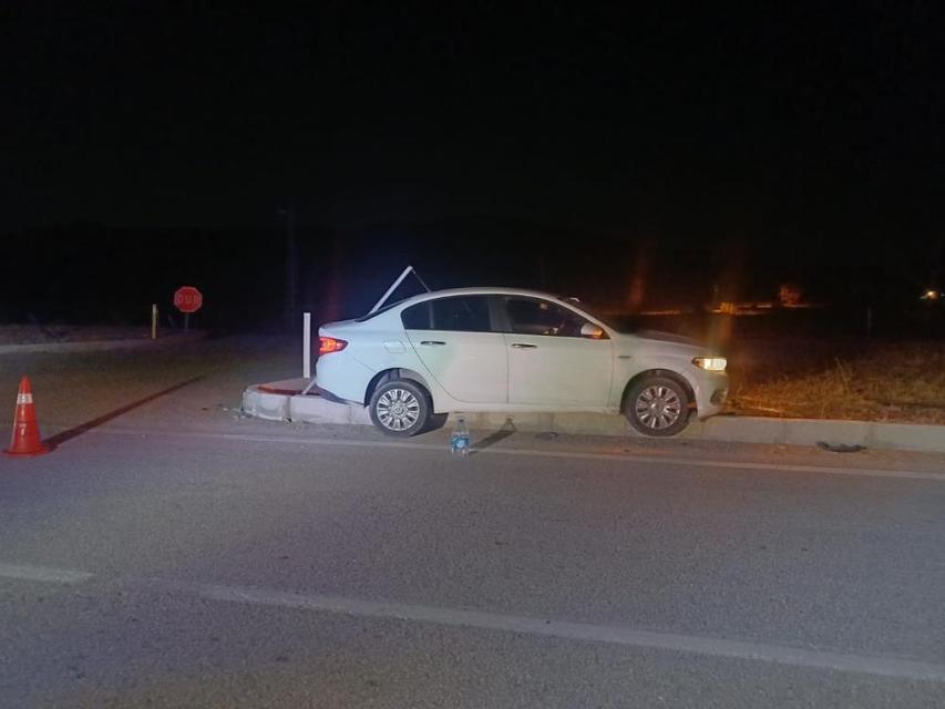 Otomobil refüje çarptı