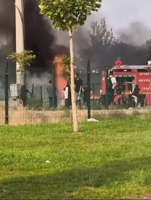 Çocuk parkı alevlere teslim oldu