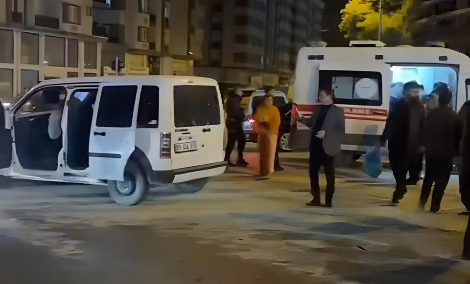 Minibüsle kamyonet çarpıştı: 3 yaralı