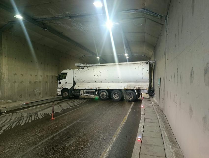 Yakıt tankeri tüneli kilitledi