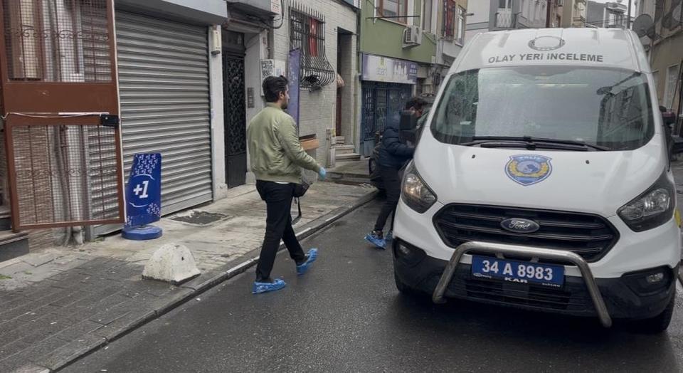 Eski kız arkadaşının evinde gördüğü adamı bıçakladı