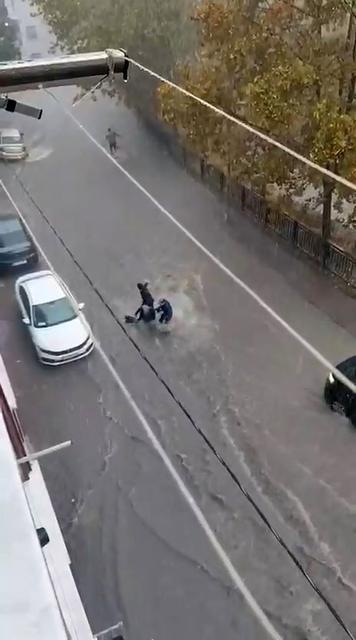ESENYURT'TA SUYA KAPILAN KADIN BÖYLE SÜRÜKLENDİ