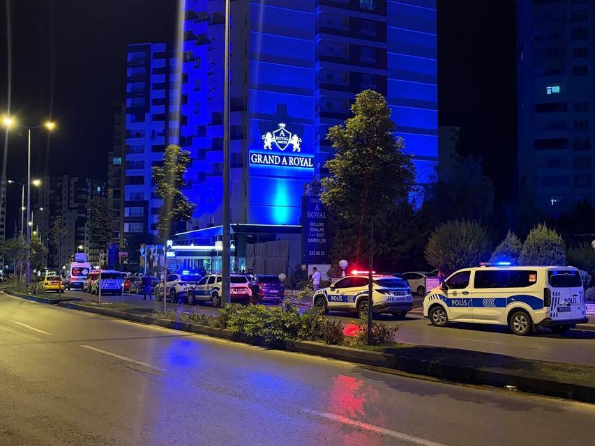 GENÇ KADIN BIÇAKLANDIKTAN SONRA AŞAĞI ATILMIŞ