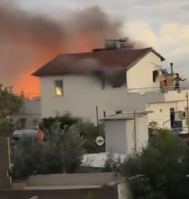 İki katlı evin çatısı alevlere teslim oldu