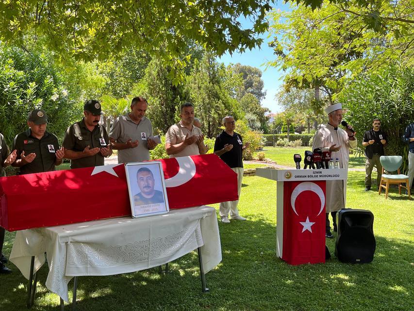 İZMİR'DEKİ YANGINDA ŞEHİT OLAN ORMAN PERSONELİNİN CENAZESİ TÖRENLE MEMLEKETİNE UĞURLANDI