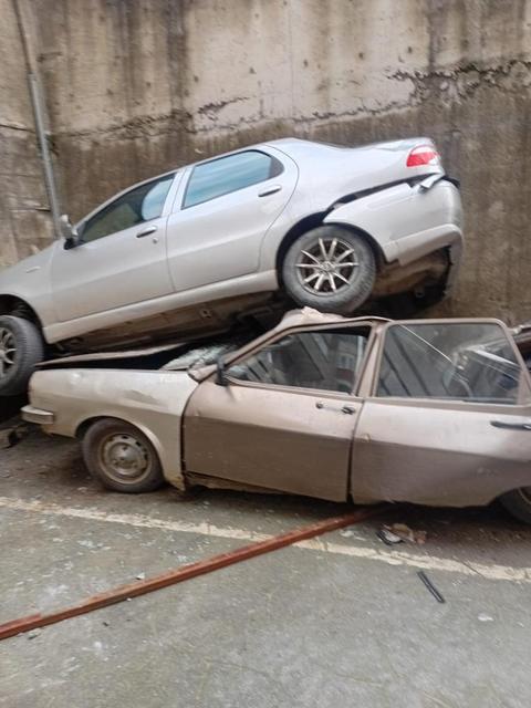 Rampada geriye kayan otomobil park halindeki aracın üzerine çıktı