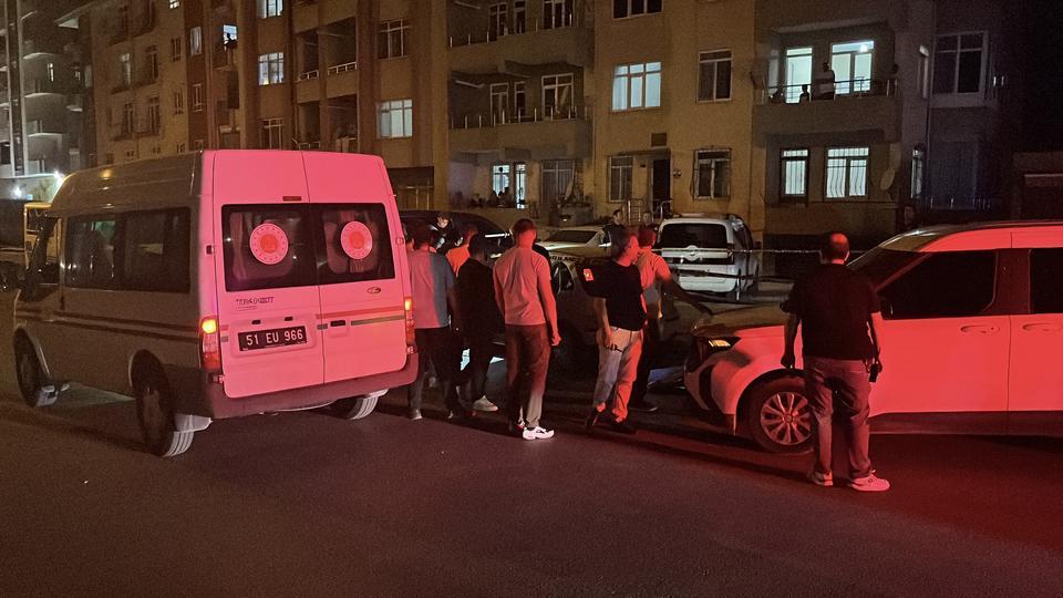 YOL KENARINDAKİ OTOMOBİLDE BİR KADIN ÖLÜ, BİR KİŞİ AĞIR YARALI HALDE BULUNDU