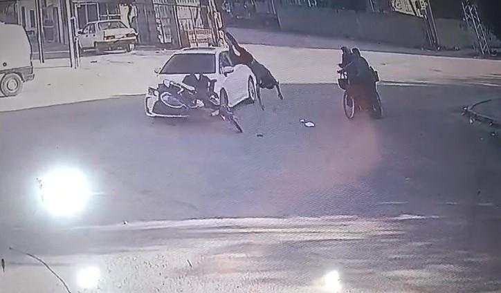 Motosiklet sürücüsü yaşlı çiftin üzerine uçtu: 4 yaralı