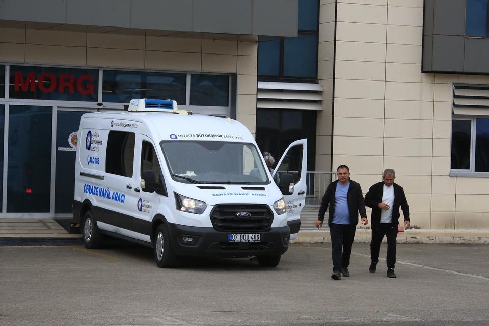 GAZİPAŞA'DA KIZIYLA GÖRÜŞTÜĞÜ İÇİN BABA TARAFINDAN ÖLDÜRÜLEN GENCİN CENAZESİ TESLİM ALINDI