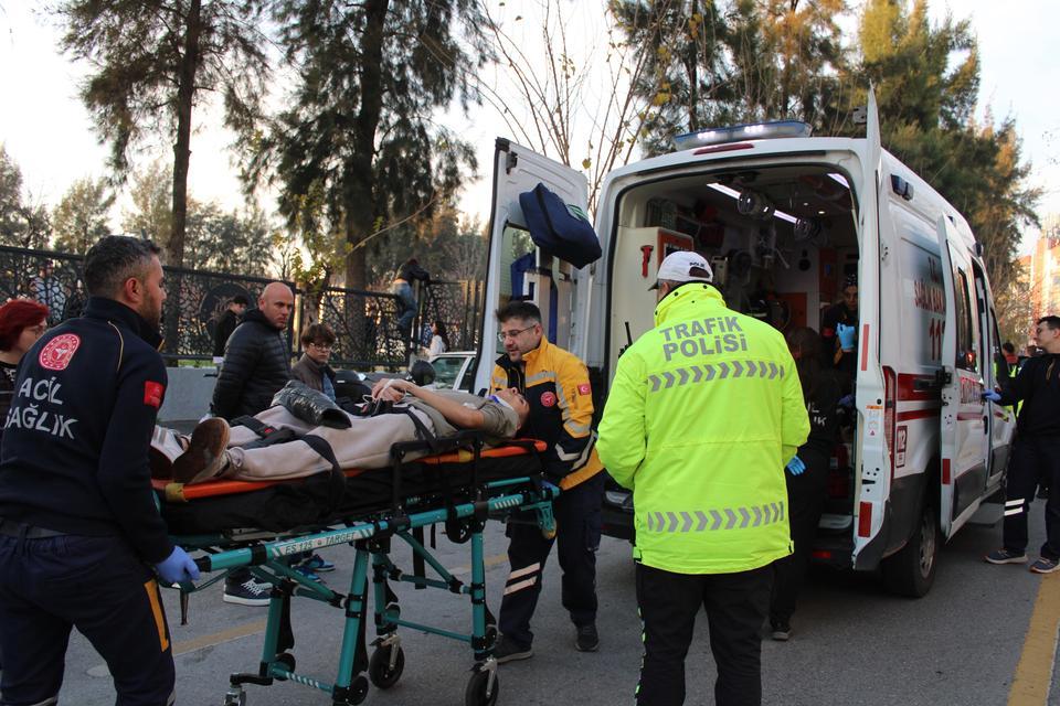 REFÜJE ÇARPIP TAKLA ATTI: 4 YARALI