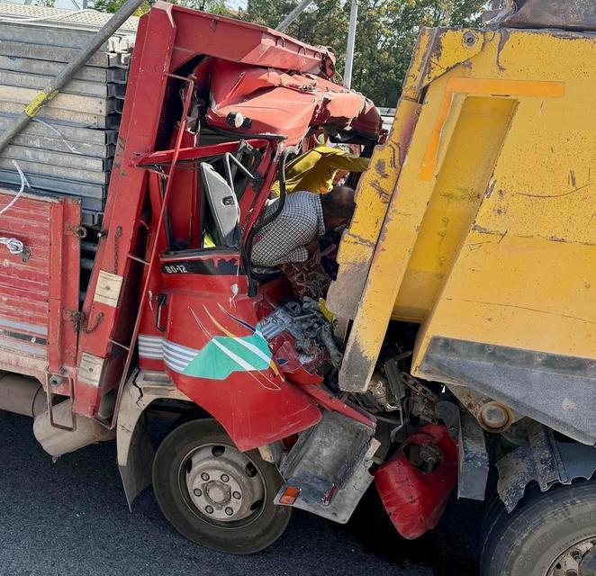 AKSARAY'DA KAMYONA ÇARPAN KAMYONETTE CAN PAZARI KAMERADA: 2 YARALI
