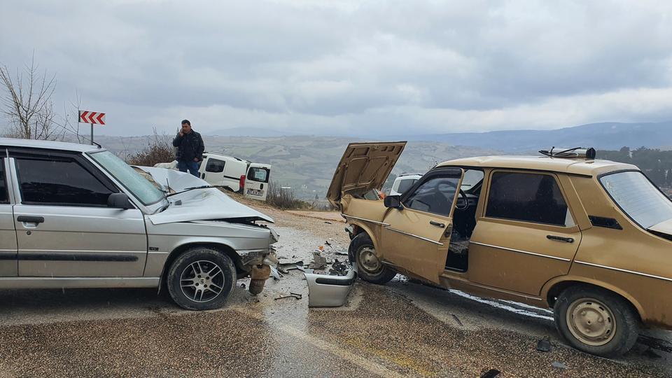 DEMİRCİ'DE İKİ OTOMOBİL ÇARPIŞTI: 3 KİŞİ YARALANDI