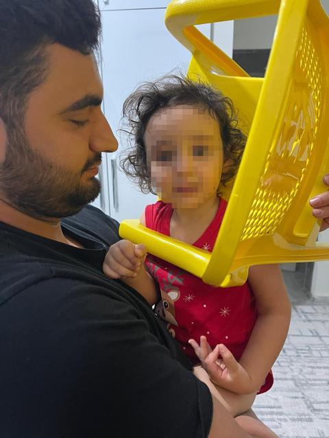 Kafası plastik sandalyeye sıkışan çocuğu itfaiye ekipleri kurtardı