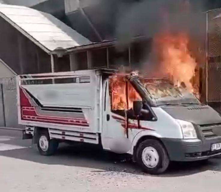 Park halindeki iki araç yandı