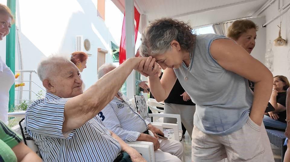 ASRI GERİDE BIRAKTI, 101 YAŞINA KOMŞULARININ ALKIŞLARIYLA GİRDİ
