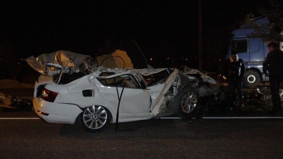 PARK HALİNDEKİ TIRA ÇARPAN OTOMOBİL HURDAYA DÖNDÜ: 2 YARALI