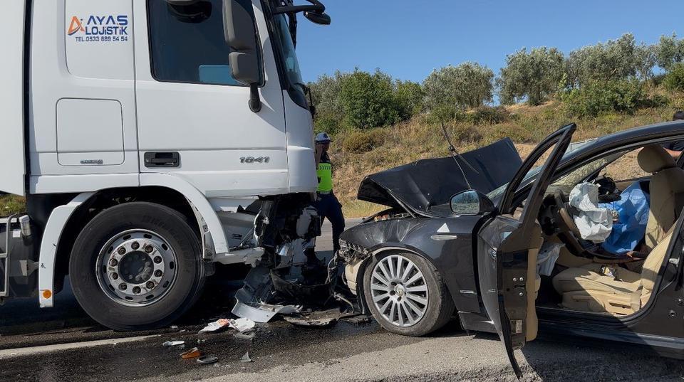 BURSA'DA OTOMOBİL İLE TIR ÇARPIŞTI: 1 ÖLÜ, 2 AĞIR YARALI